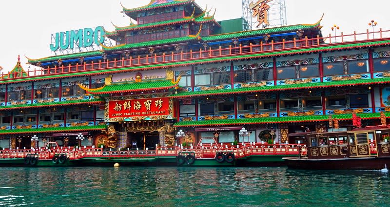 واژگونی رستوران شناور معروف هنگ کنگ در دریای چین جنوبی
