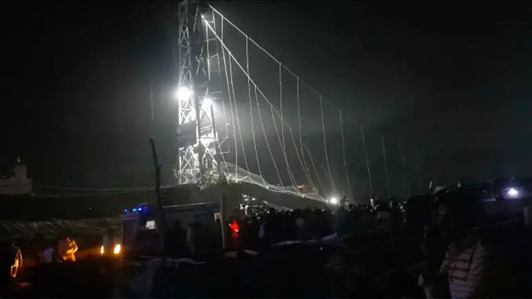 ریزش پل در هند جان ۶۰ نفر را گرفت