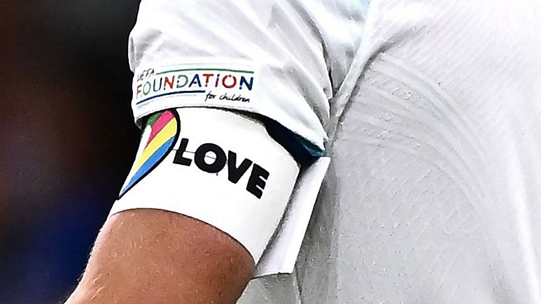 بازوبند رنگین‌کمانی «یک عشق» برای حمایت از دگرباشان جنسی در جام جهانی