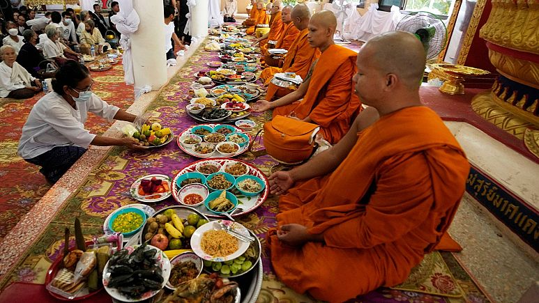 راهبان معبدی در تایلند راهی مرکز ترک اعتیاد شدند