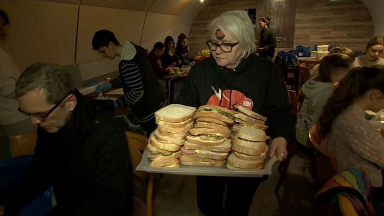 توزیع بیش از ۲ هزار ساندویچ برای نیازمندان بوداپست