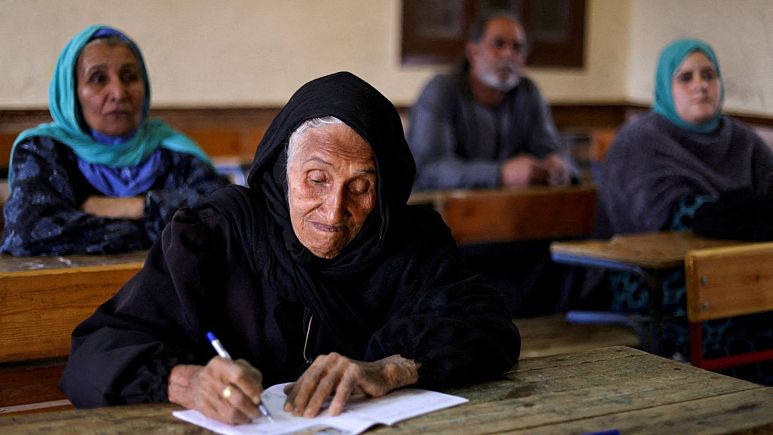 مادربزرگ ۸۷ ساله خواندن و نوشتن می‌آموزد