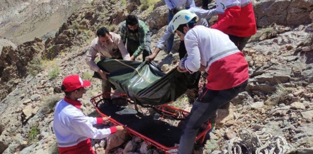 نجات دو گردشگر مفقود شده توسط امدادگران در ارتفاعات دنا
