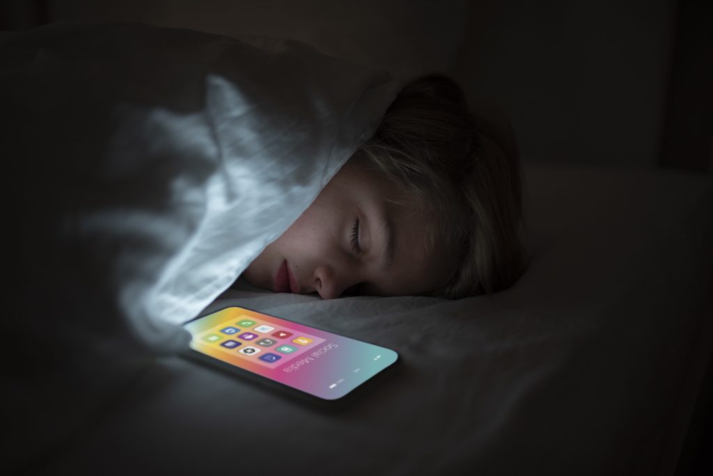 ۷ دلیل که چرا نباید کنار گوشی تلفن همراه خود بخوابیم!
