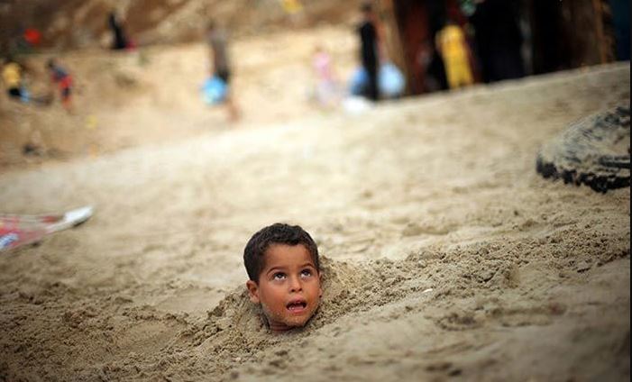 بازیگوشی کودک فلسطینی در ساحل غزه