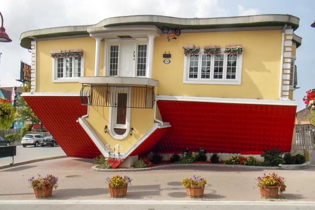 تصاویری جالب از “خانه وارونه” در کلمبیا