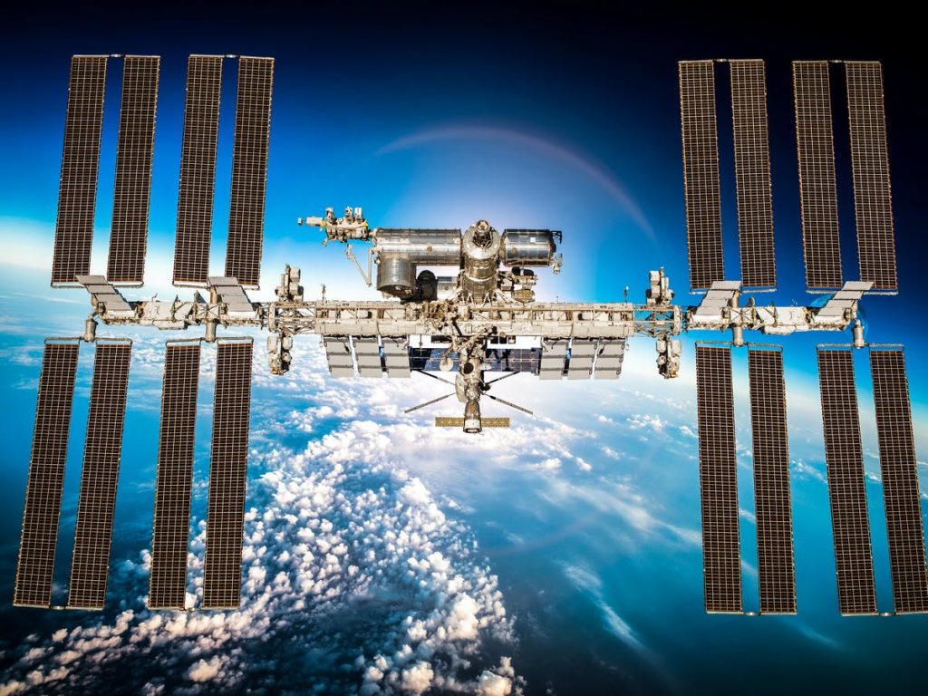 لحظه عبور ایستگاه فضایی بین المللی از مقابل خورشید+عکس