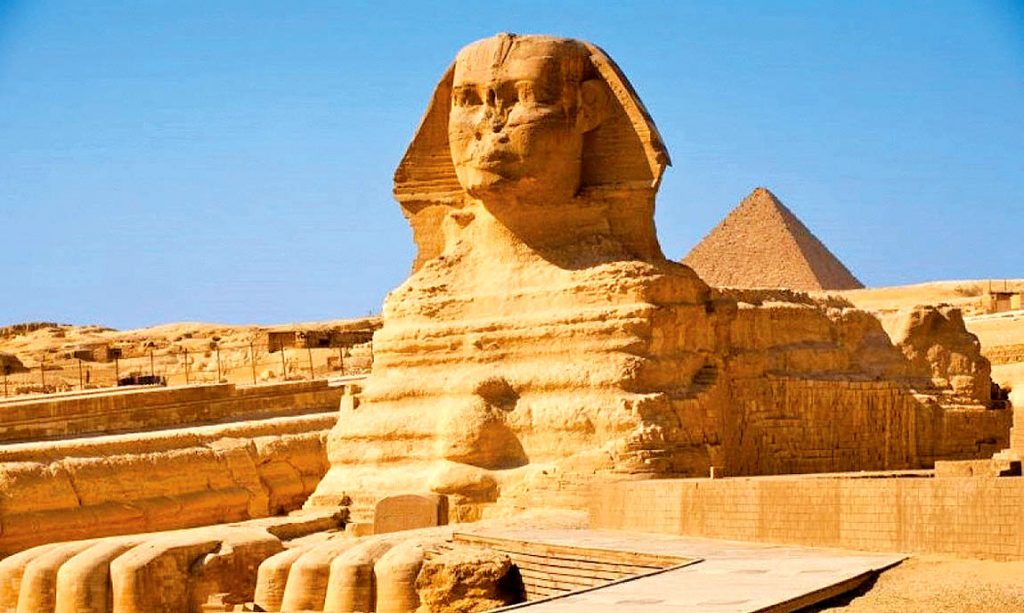 پیامی عجیب حک شده بر روی مقبره شاهین مصر