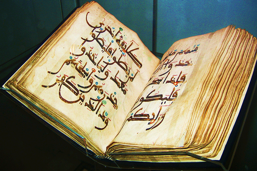 رونمایی از دو قرآن نفیس خطی در شب قدر