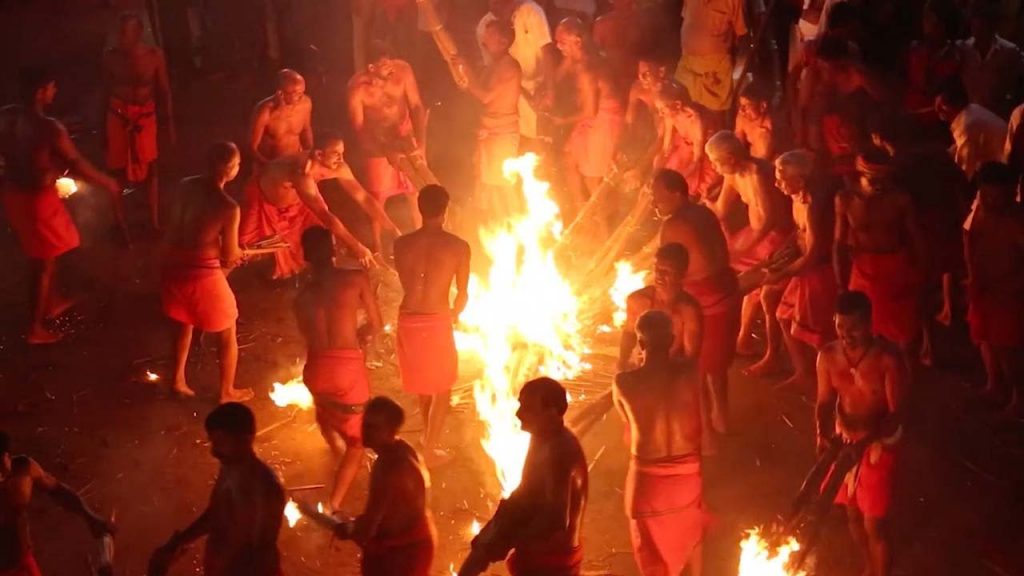 پرتاب آتش به روی یکدیگر به نشانه دفع شر در هند+فیلم