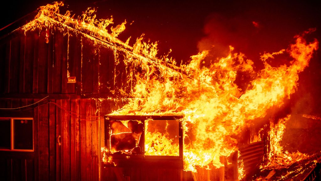 تداوم و گسترش آتش سوزی مرگبار در کالیفرنیا