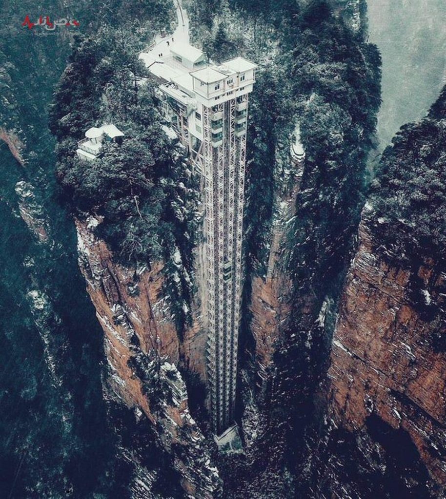 آسانسور شیشه ای در کنار صخره سنگی/فیلم