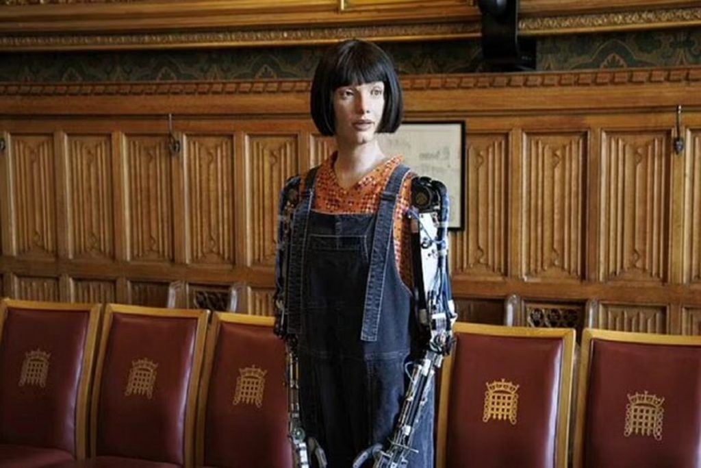 صحبت های ربات انسان نما در پارلمان بریتانیا/فیلم