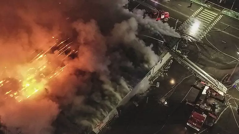 مرگ ۱۵ نفر در اثر آتش‌سوزی رستورانی در روسیه/فیلم