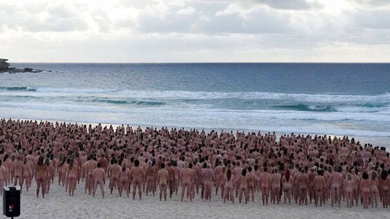 حرکتی نمادین در سواحل سیدنی با برهنه شدن ۲۵۰۰ نفر