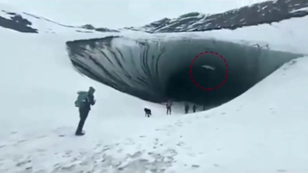سقوط یخ عظیم یک غار روی سر گردشگر در آرژانتین/فیلم