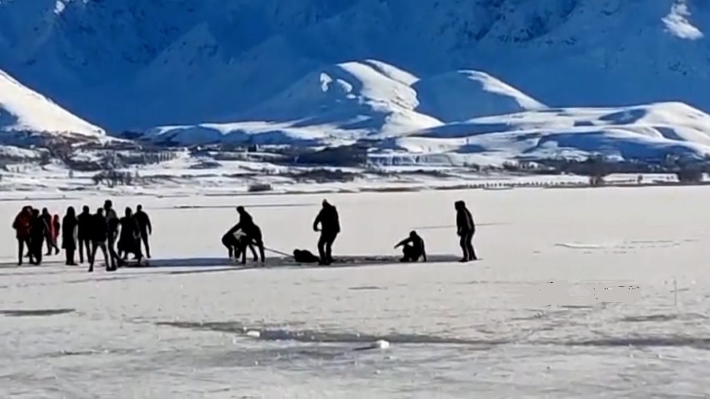 غرق شدن یک پدر و فرزند در دریاچه یخ زده چغاخور/فیلم