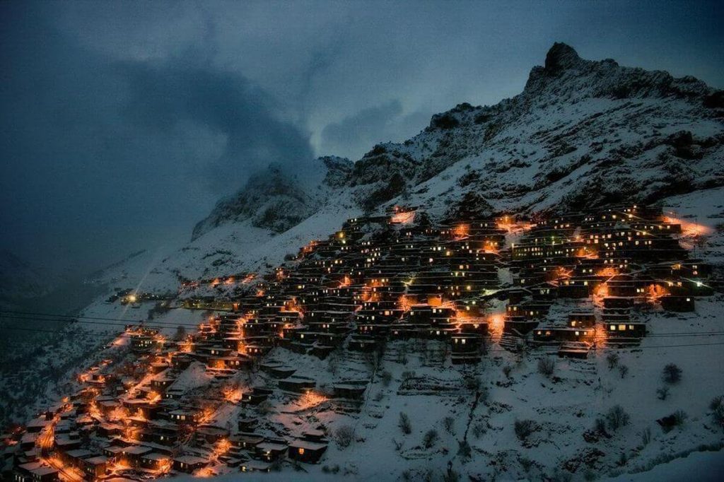 روستایی ایرانی که در شب مثل اکلیل می‌درخشد