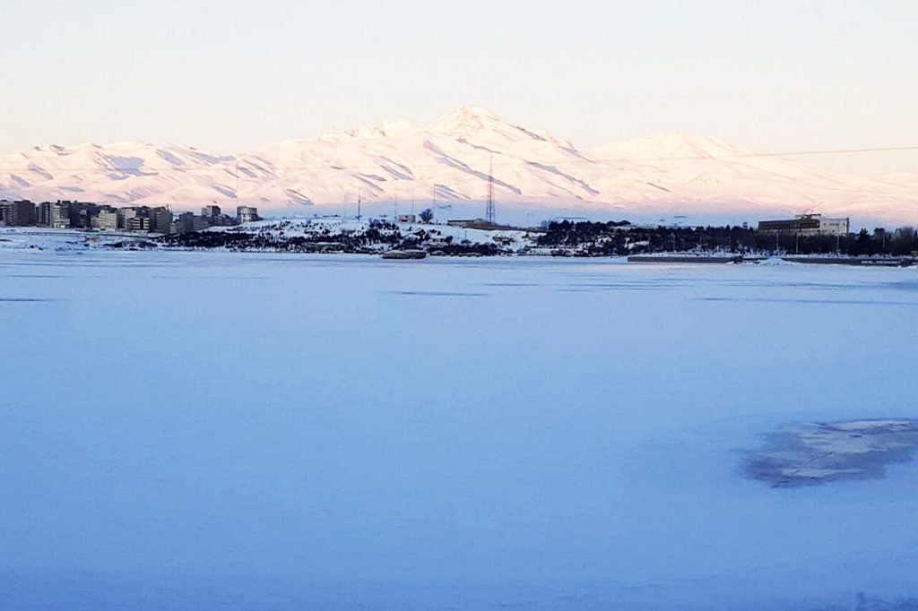 دریاچه شورابیل یخ بست، اسکی ممنوع!