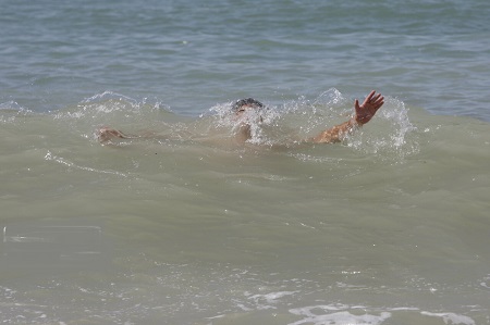چهار گردشگر در آب های ساحلی قشم از خطر غرق شدن نجات یافتند