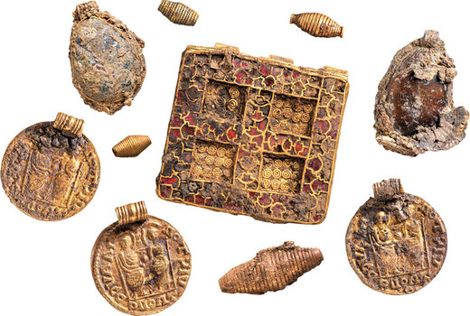 سر درآوردن زیورآلاتی عجیب از گور ۱۳۰۰ ساله/ تصاویر