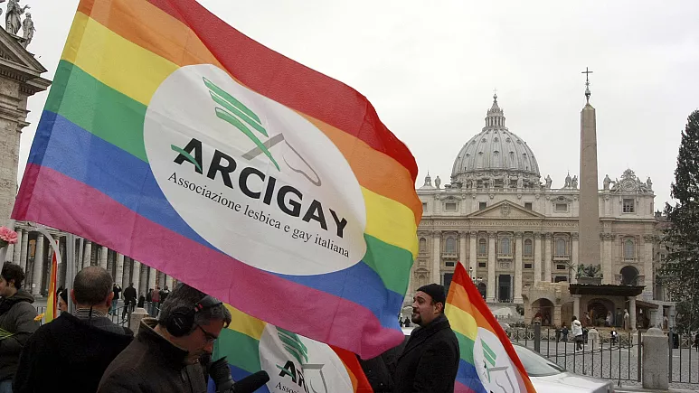 مخالفت دولت ایتالیا با صدور شناسنامه برای فرزندان شهروندان همجنس‌گرا