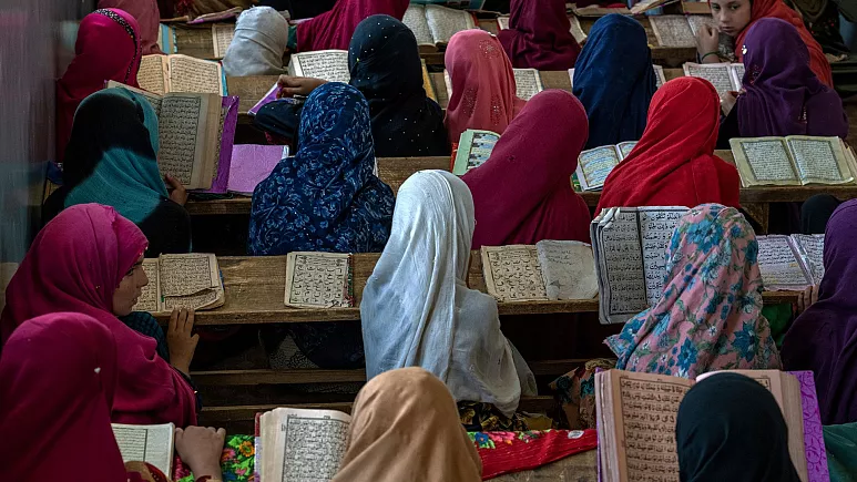 دختران محروم از تحصیل در افغانستان به ناچار عازم مدارس دینی و یادگیری تلاوت قرآن شدند