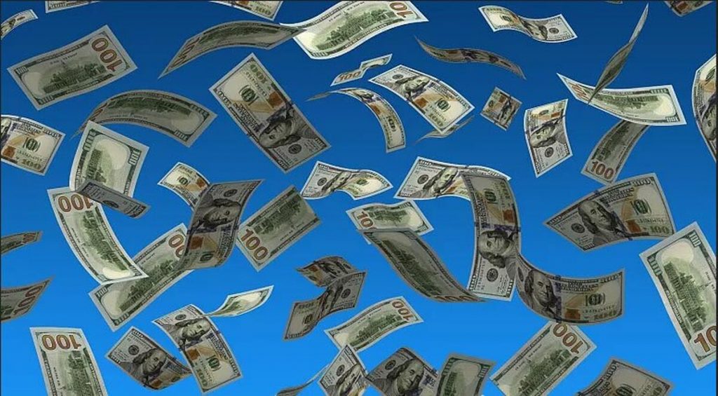 یک مرد آمریکایی در اقدامی دیوانه وار ۲۰۰ هزار دلار پول نقد را از پنجره اتومبیل به بزرگراه پرتاب کرد