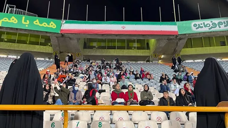 ورود زنان به ورزشگاه‌ها؛ وزارت ورزش و فدراسیون فوتبال می‌گویند دولت موافق است