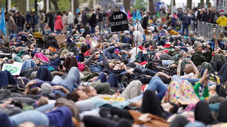 هزاران هوادار محیط زیست در لندن به نشانه اعتراض در سکوت روی زمین دراز کشیدند