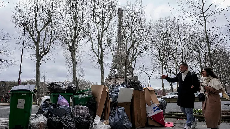 انباشته شدن ۱۰ هزار تن زباله در پاریس در پی اعتصابات پاکبانان