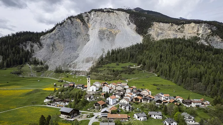 تخلیه یک روستا در سوئیس به دلیل خطر ریزش سنگ