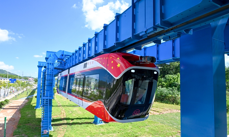 نخستین قطار هوایی با خط مغناطیسی معلق در چین