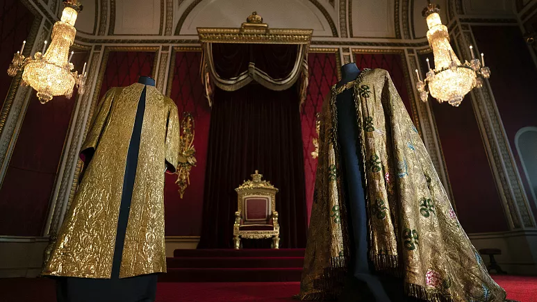 نمایی از لباس های پادشاه چارلز سوم در روز تاجگذاری