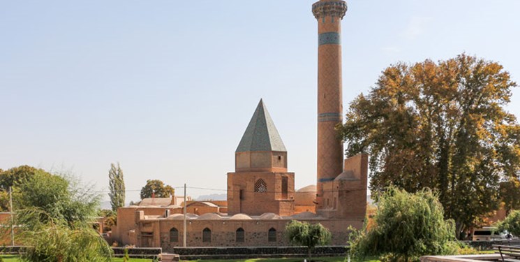 پس از گذشت نیم قرن،گنبد مسجد تاریخی نطنز بازسازی شد