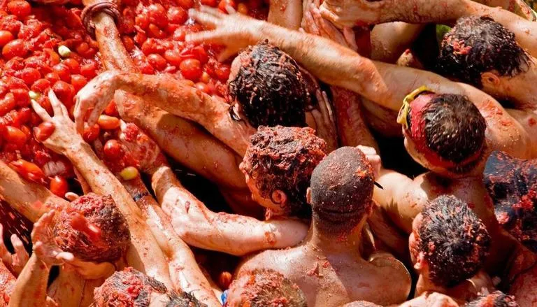 پرتاب ۱۲۰ تن گوجه فرنگی در جشنواره توماتینای اسپانیا به ۱۵ هزار شرکت کننده