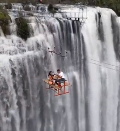 رستوران عجیب و دلهره آور برزیلی که در ۹۰ متری آبشار قرار دارد