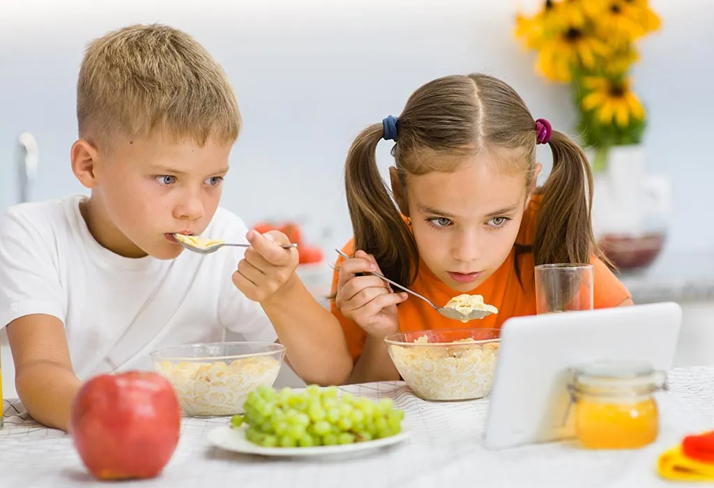 تاثیرات منفی تماشای تلویزیون بر رشد کودکان در حین غذا خوردن