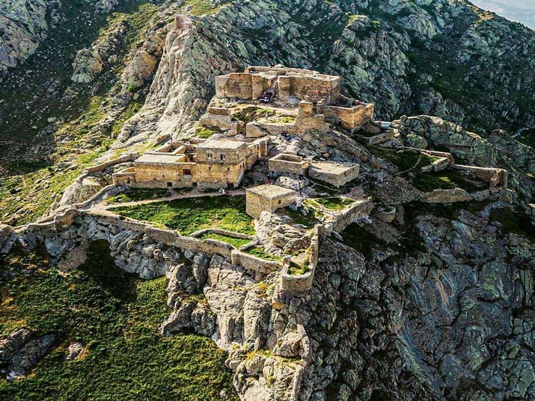 قلعه بابک؛ شاهکاری در دل کوهستان