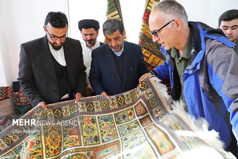 بازدید وزیر گردشگری از هنرمندان صنایع‌دستی استان گلستان