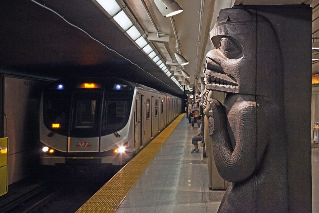 تصویری از اشعار زیبای مولانا در متروی تورنتوی کانادا